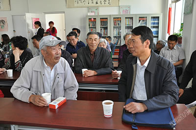 与社区老党员谈心8.jpg